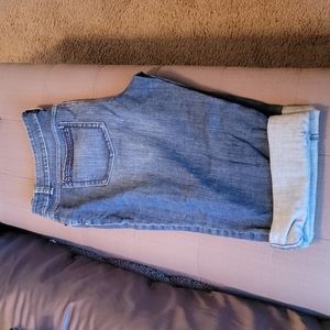 ELLE DISTRESSED CAPRI JEANS (C1-6)